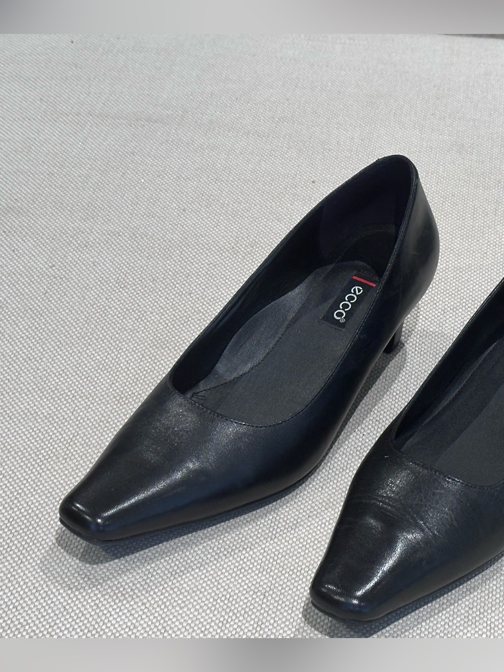 ECCO Size 39 (8) Black Leather LIKE NEW Classic Kitten Heel Pump - Picture 13 of 14